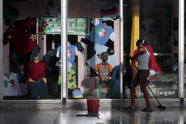 Una mujer afrodescendiente realiza labores de limpieza en el exterior de una tienda en el centro de La Habana. Los activistas antirracistas indican que las personas afrocubanas enfrentan formas de discriminación laboral. Crédito: Jorge Luis Baños/IPS
