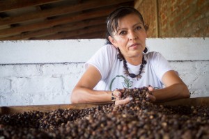 Ana Morales, coordinadora de Maná Ojushte, en la zona donde las semillas de ojushte son secadas y descascaradas, para luego ser molidas y comercializadas, en San Isidro, en el municipio de Izalco, en el occidental departamento de Sonsonete, en El Salvador. Crédito: Edgardo Ayala/IPS