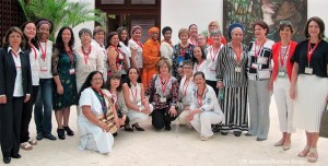Representantes de la Subcomisión de Género de la Mesa de los Diálogos de Paz de Colombia rodean a la representante especial de la ONU sobre la Violencia Sexual en los Conflictos, Zainab Hawa Bangura (en el centro a la izquierda), y a la directora ejecutiva de ONU Mujeres, Phumzile Mlambo-Ngcuka, durante la presentación de los primeros resultados de la inédita iniciativa, el 23 de julio en La Habana, Cuba. Crédito: Karina Terán/ONU Mujeres
