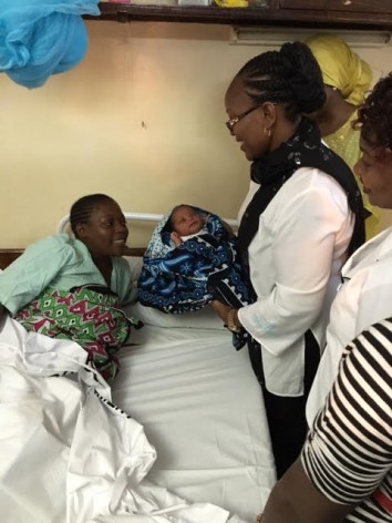 La secretaria Sicily Kariuki visita una maternidad en el hospital del condado de Kilifi, que cuenta con apoyo del UNFPA de Kenia. Crédito: @unfpaken