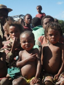 En algunos países africanos hay suficientes alimentos, pero es el tipo de alimentos disponibles lo que cuenta. Casi la mitad de las niñas y los niños de las zonas afectadas por la sequía en el sur de Madagascar sufren malnutrición. Crédito: Miriam Gathigah/IPS.