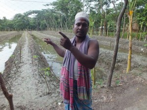 El agricultor de Bangladesh Aktar Hossain utiliza el modelo Sarjan. Crédito: Naimul Haq / IPS
