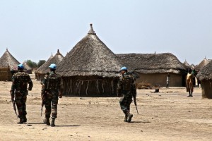 Una patrulla de la misión de mantenimiento de la paz de la ONU recorre la aldea de Yuai, en Sudán del Sur, a principios de 2016. Crédito: Jared Ferrie/IPS.