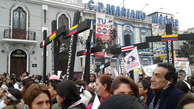 Un grupo de manifestantes con cruces negras, simbolizando las víctimas de feminicidio en Perú y otros países latinoamericanos, pasan por una calle del centro de Lima, durante la multitudinaria marcha celebrada el 13 de agosto bajo la consigna “Ni Una Menos”. Crédito: Noemí Melgarejo/IPS