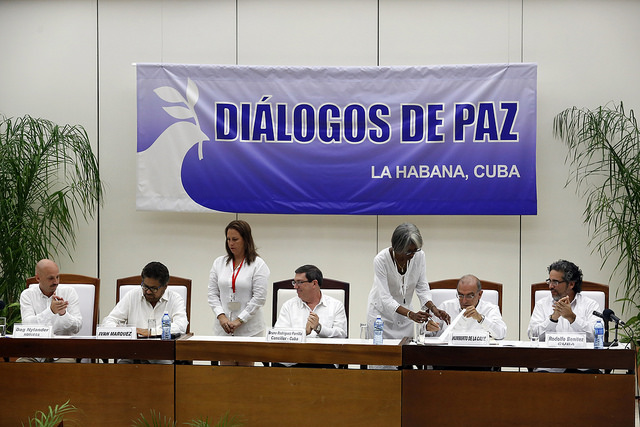 Iván Márquez (segundo por la izquierda), jefe del equipo negociador de las FARC, y Humberto de la Calle (segundo por la derecha), jefe de la delegación negociadora del gobierno, firman el Acuerdo Final para la terminación del conflicto y la construcción de la paz estable y duradera Colombia, en una ceremonia en La Habana, la noche del 24 de agosto. Crédito: Jorge Luis Baños/IPS