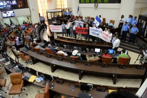 Con pancartas como “Farsa no”, diputados opositores protestan en la Asamblea Nacional de Nicaragua, el 15 de junio, contra medidas como la exclusión de observadores y de la coalición opositora en las elecciones de noviembre. Días después los 28 diputados opositores fueron expulsados del parlamento. Crédito: Manuel Esquivel /IPS