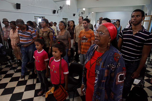 Personas afrodescendientes y no entonan juntas el himno nacional durante un acto organizado por la Cofradía de la Negritud a favor de la eliminación de la discriminación racial, en la capital de Cuba. Crédito: Jorge Luis Baños/IPS