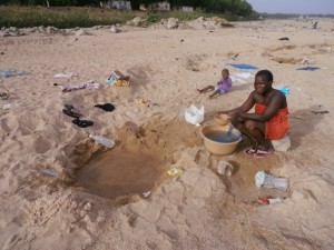 Lara Adama hace un pozo para buscar agua en el lecho seco de un río en Dumai, en el norte de Camerún. Monde Kingsley Nfor/IPS.