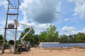 Unos operarios revisan el tendido eléctrico en la Primera División de Caballería, en el Chaco, en Paraguay, en el primer proyecto de generación descentralizada mediante energía solar eólica en esta extensa y poco habitada región. Crédito: Parque Tecnológico de Itaipú