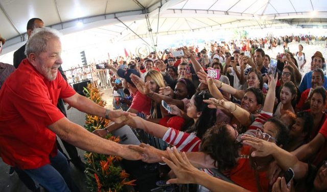 El expresidente de Brasil, Luiz Inácio Lula da Silva saluda a un grupo de simpatizantes, en un acto en julio en la ciudad de Juazeiro, cuando fue declarado ciudadano de esa urbe del nororiental estado de Bahia. Crédito: Ricardo Stuckert/Instituto Lula