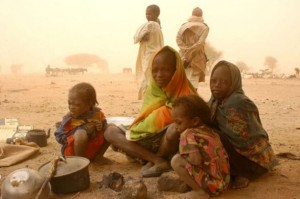 Jóvenes recién llegados de la región sudanesa de Darfur soportan una tormenta de arena en la región fronteriza de Bamina, en el este de Chad. Las lluvias disminiuyen allí desde 1950, lo que sumado a la deforestación, tuvo consecuencias devastadoras para el ambiente. Crédito: H.Caux/©UNHCR