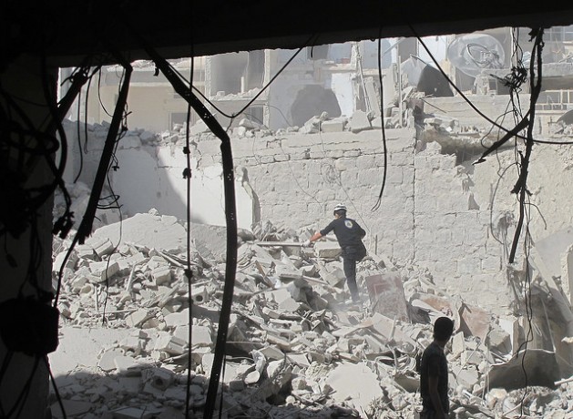 Un grupo de voluntarios de defensa civil busca sobrevivientes tras un ataque con bomba de barril en Alepo, Siria, en agosto de 2014. Crédito: Shelly Kittleson/IPS.