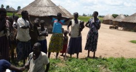 Una especialista en realizar la mutilación genital femenina en Kapchorwa, Uganda, habla con una periodista. Las mujeres de esta localidad fueorn capacitadas por la organización REACH para generar conciencia sobre la necesidad de poner fin a esta práctica. Crédito: Joshua Kyalimpa/IPS.