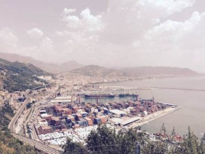 Los contenedores se apilan en el puerto italiano de Salerno. Crédito: FAO