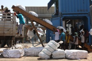 Trabajadores en el puerto de Yibuti descargan sacos de trigo. Crédito: James Jeffrey/IPS.