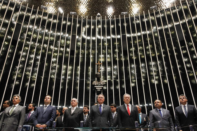 Michel Temer, tercero por la izquierda, durante su toma de posesión como presidente a plenitud de Brasil, en un breve acto en el Senado, poco después de que esa cámara legislativa dictaminase la destitución de Dilma Rousseff como mandataria. Crédito: Beto Barata/PR