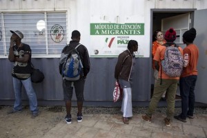 Algunos africanos ante un módulo de atención a migrantes, en la ciudad de Tijuana, en la frontera noroccidental de México con Estados Unidos. Crédito: Guillermo Arias/Enelcamino