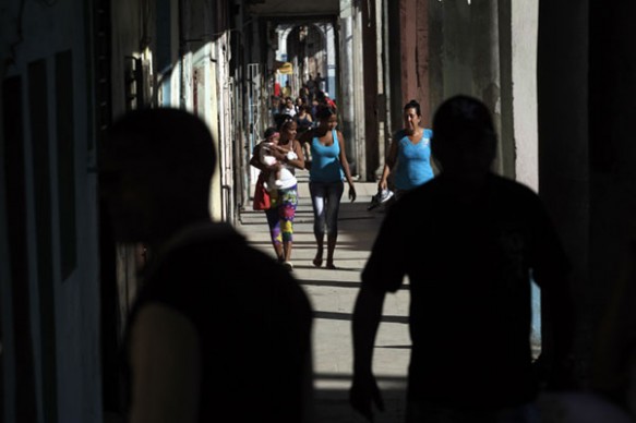 El nuevo tributo abarcaría a 94 por ciento de las empresas estatales de Cuba, responsables de descontar a cada trabajador el porcentaje correspondiente de su remuneración. Crédito: Jorge Luis Baños/IPS