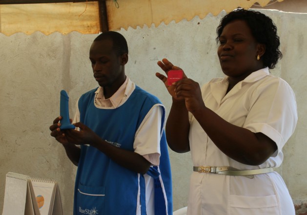 Personal de la salud enseña a un grupo de mujeres cómo se usa un condón, en la clínica Christa en Jinja, Uganda. Crédito: Lyndal Rowlands/IPS.