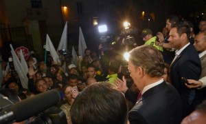 “Les aseguro que esta paz la vamos a conseguir”, dijo el presidente de Colombia, Juan Manuel Santos, a cariacontecidos partidarios del “sí”, tras conocerse su derrota en el plebiscito del domingo 2. Crédito: Juan Pablo Bello/SIG