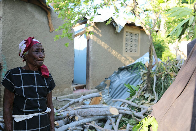 Una mujer ante su hogar destruido por el huracán Matthew, en el sur de Haití. Crédito: PNUD América Latina