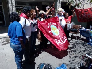 Activistas protestan durante el foro social "Resistencia a Hábitat III" en la Universidad Central del Ecuador, que acogió el encuentro paralelo a la cumbre de Hábitat III y que participaron 100 organizaciones de más de 30 países para debatir sobre cómo avanzar en el derecho a la ciudad para todos. Crédito: Emilio Godoy/IPS