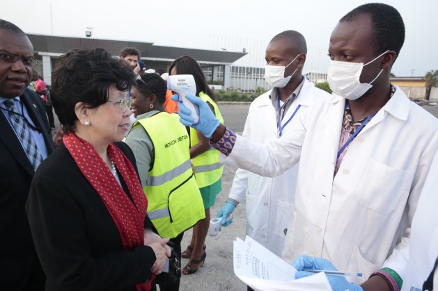 La directora general de la Organización Mundial de la Salud, Margaret Chan (izq), visita Sierra Leona durante el brote de ébola en diciembre de 2014. Crédito: Cortesía.