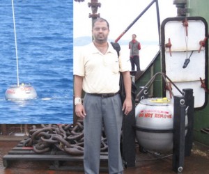 El equipo de investigación de la energía marina, que incluye a Rafiuddin Ahmed, de la Universidad del Pacífico Sur en Fiji, utiliza boyas investigar la actividad de las olas y su potencial energético en la región. Crédito: Rafiuddin Ahmed.