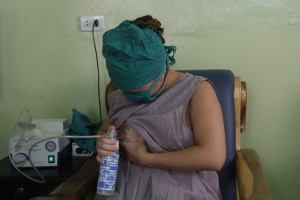 La donante Aliana Martínez durante el proceso de extracción de la leche maternal que luego será procesada en el banco de leche “Fuente de vida”, ubicado en el Hospital Materno Infantil “10 de octubre”, en La Habana, Cuba, el 11 de octubre de 2016. Foto: Jorge Luis Baños/IPS