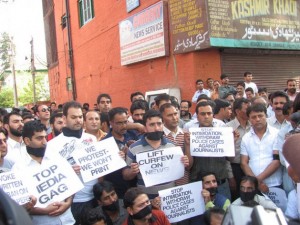 Periodistas de Cachemira protestan contra las restricciones a la libertad de expresión en 2012. Crédito: Athar Parvaiz/IPS