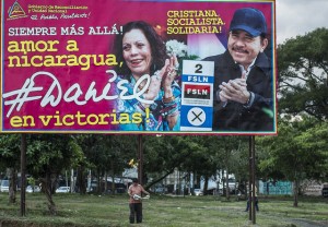 La campaña electoral del FSLN en Nicaragua se ha basado en colocar carteles gigantes, con imágenes de sus candidatos, el presidente Daniel Ortega y su esposa Rosario Murillo. Crédito: Oscar Navarrete/IPS