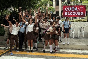 Estudiantes de enseñanza media en La Habana participan el “Avispero contra el bloqueo”, una campaña realizada en Cuba en octubre para el cese del embargo de Estados Unidos contra el país. Crédito: Jorge Luis Baños/IPS