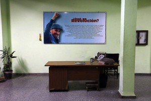 Un cartel con la imagen de Fidel Castro detrás de un escritorio vacío, en una oficina del municipio de Centro Habana, en la capital de Cuba, el sábado 26 de noviembre, horas después de anunciarse la muerte del líder histórico de la Revolución, a los 90 años. Crédito: Jorge Luis Baños/IPS