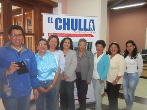 Parte del equipo de El Chulla de Quito. Pilar Guacho (tercera por la izquierda) es la editora del periódico y directora de Comunicación de la Zona Centro de la alcaldía de la capital de Ecuador, y Elsa Mejía (quinta por la izquierda) es la “abuela” de la redacción. Crédito: Mario Osava/IPS