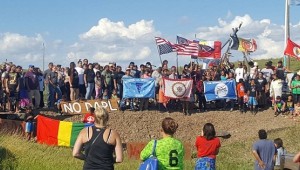 La tribu Standing Rock Sioux batalla en Dakota del Norte, en Estados Unidos, contra el paso de un oleoducto por su territorio, en un movimiento que ha despertado la solidaridad internacional y que tiene aspectos similares a las luchas contra megaproyectos de los indígenas latinoamericanos en varios países. Crédito: Downwindersatrisk.org