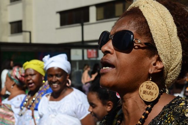 Un grupo de mujeres negras participan el 20 de noviembre en la metrópoli de São Paulo, en la Marcha de la Conciencia Negra. La violencia por razones de género crece de manera especial entre las mujeres afrodescendientes en Brasil, pese a mayores leyes contra el delito. Crédito: Rovena Rosa/ Agência Brasil