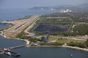 Terminal portuaria de la compañía carbonera Prodeco en la ciudad caribeña de Santa Marta. Crédito: Juan Manuel Barrero/IPS.
