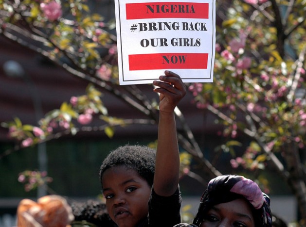 Cientos de personas se reunieron en Nueva York en mayo de 2014 para reclamar la liberación de las 230 colegialas secuestradas por Boko Haram en Nigeria. En 2016, solo se recuperaron 23, la mayoría permanece en cautiverio. Crédito: Michael Fleshman/cc by 2.0
