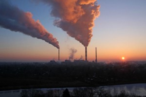 El mundo debe redoblar esfuerzos para reducir otro 25 por ciento los gases contaminantes que se prevé liberará a la atmósfera para 2030. Crédito: Pnuma