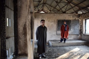 Shugufta Barkat y su hermano Rasikh Barkat, exmaestra y alumno, respectivamente, en la escuela secundaria pública de Kulgam, uno de los centros de enseñanza de Cachemira que fueron incendiados recientemente. Crédito: Stella Paul / IPS