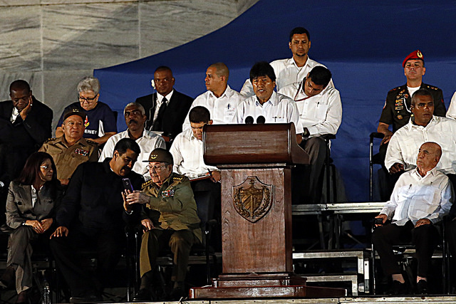 El presidente boliviano Evo Morales pronuncia un discurso durante el homenaje a Fidel Castro, el 29 de noviembre, en la Plaza de la Revolución de La Habana, en que participaron ocho mandatarios latinoamericanos, y que formó parte de las honras fúnebres al líder fallecido cuatro días antes. Crédito: Jorge Luis Baños/IPS