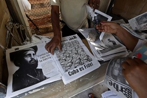 Residentes en La Habana adquieren ediciones especiales de los periódicos locales, en homenaje a Fidel Castro, mientras comienzan a pensar en el futuro de Cuba tras la muerte del líder de la Revolución. Crédito: Jorge Luis Baños/IPS