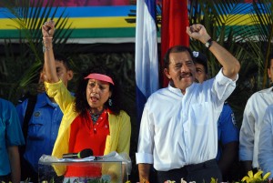 El reelecto mandatario Daniel Ortega y su esposa Rosario Murillo, elegida como vicepresidenta en noviembre, en unos comicios que han despertado críticas internacionales y que ampliará el control del poder de la pareja presidencial. Crédito: Oscar Navarrete/IPS
