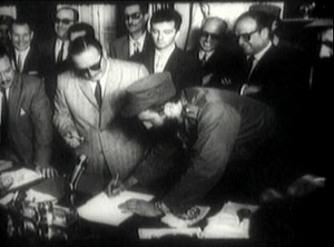 El comandante Fidel Castro firma como primer ministro el 16 de febrero de 1959. Crédito: Dominio Público