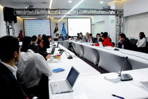 Especialistas y adolescentes durante un taller sobre los riesgos de Internet para la población infantil y juvenil, en el marco del Foro de Gobernanza de Internet 2016 (Igf2016), realizado en Zapopan, en el occidente de México. Crédito: Franz Chávez /IPS