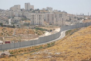 El campamento de refugiados palestinos de Shuafat puede verse al otro lado del muro que lo separa del asentamiento israelí de Pisgat Ze'ev. Crédito: Jillian Kestler-D’Amours/IPS.