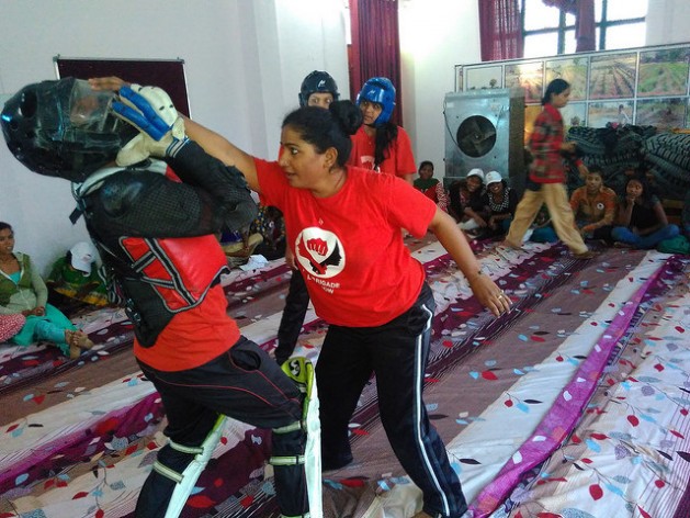 El colectivo femenino Brigada Roja enseña técnicas de defensa personal a mujeres y persigue a los responsables de agresiones sexuales. Crédito: Neeta Lal/IPS