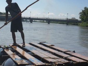 El cruce fronterizo del río Suchuiate entre México y Guatemala. Quienes tienen visa pasan de Guatemala a México por el puente y quienes carecen de ella deben atravesar el río en una balsa improvisada. Crédito: Madeleine Penman/Amnistía Internacional