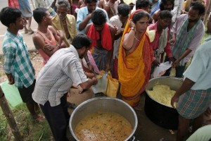 Damnificados por las inundaciones reciben comida de emergencia en una aldea costera en el estado oriental de Odisha, en India. Crédito: Manipadma Jena / IPS