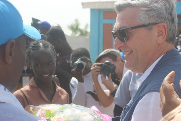 El alto comisionado Filippo Grandi es recibido en el campamento de Minawao, en Camerún el 15 de diciembre, donde unos 60.000 refugiados huyeron de los ataques de Boko Haram. Crédito: Mbom Sixtus / IPS